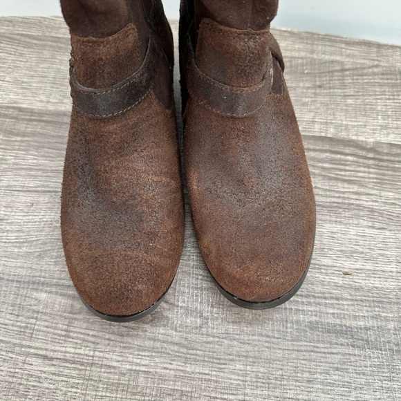 UGG girls brown leather Sherpa lining gorpcore warm boot. Girl 2 - Picture 3 of 13